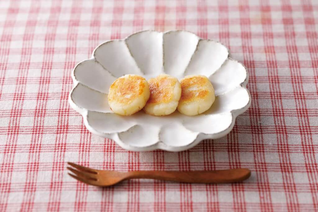カルビーポテト株式会社の『ポテトサラダのもと プレーン』-アレンジレシピ(ポテトチーズおやき)