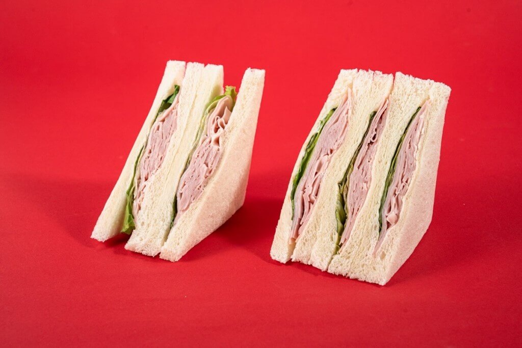 ファミリーマートの『お値段そのまま おかわり45%増量作戦』-たっぷりハムサンド