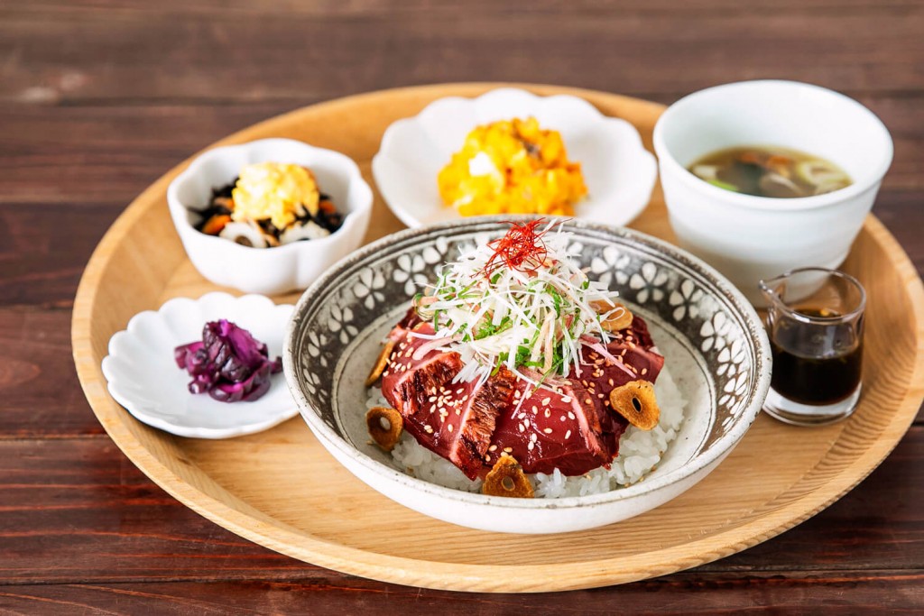 ゆとりの空間の『高知県産かつおのたたき丼 青唐辛子だれ』