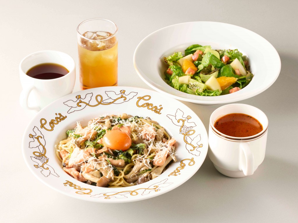 ココスの『トリュフ香るサーモンときのこのクリーム月見パスタ フルーツサラダセット』
