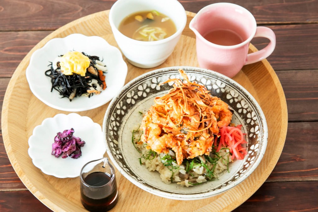 ゆとりの空間の『鶏ごぼうごはんとエビのかき揚げ丼』