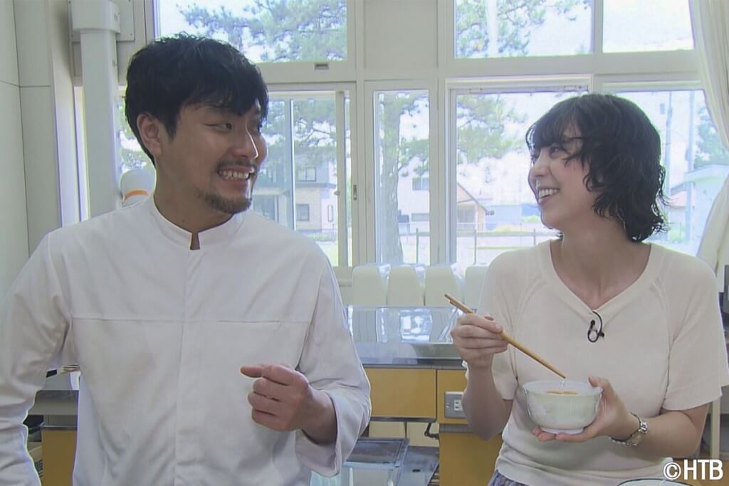 下國伸シェフ、土屋まりアナウンサー(C)HTB