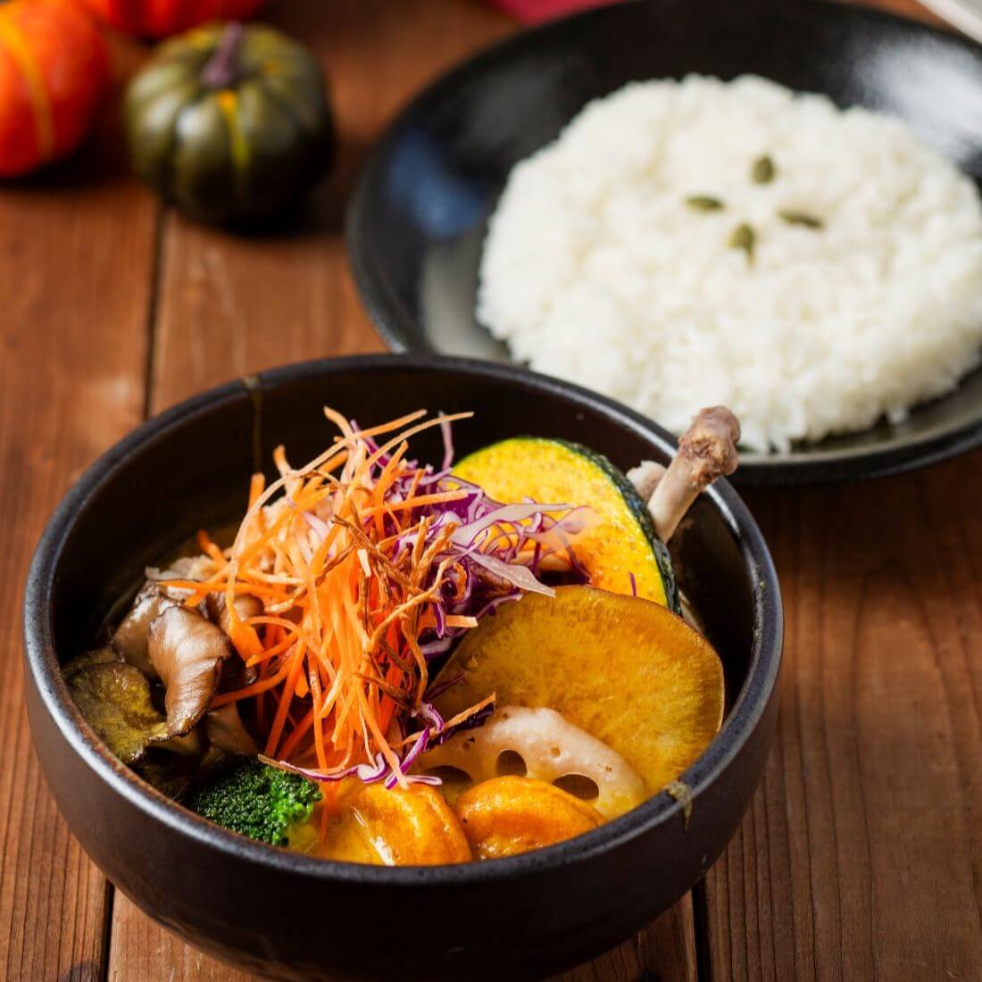 白い恋人パークの『白い恋人パークにゃハロウィン』-秋野菜とチキンのかぼちゃスープカレー