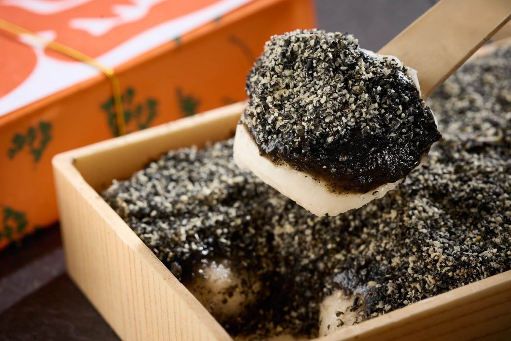 神宮茶屋の『朔日限定 神宮茶屋餅 ー黒胡麻餡ー』