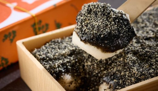北海道神宮の境内にある神宮茶屋にて黒胡麻をたっぷり重ねた『朔日限定 神宮茶屋餅 ー黒胡麻餡ー』が10月1日(木)限定で発売！