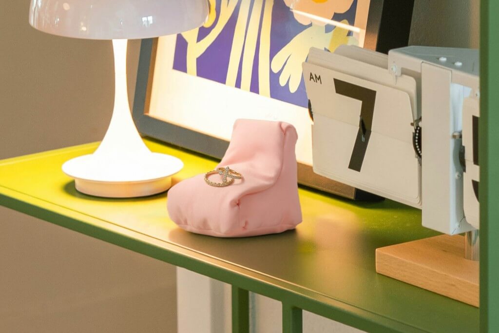 Yogibo(ヨギボー)の『Miniature Yogibo Chair(ミニチュア ヨギボー チェア)』-アクセサリー置きとして、指輪やピアスをそっとホールド