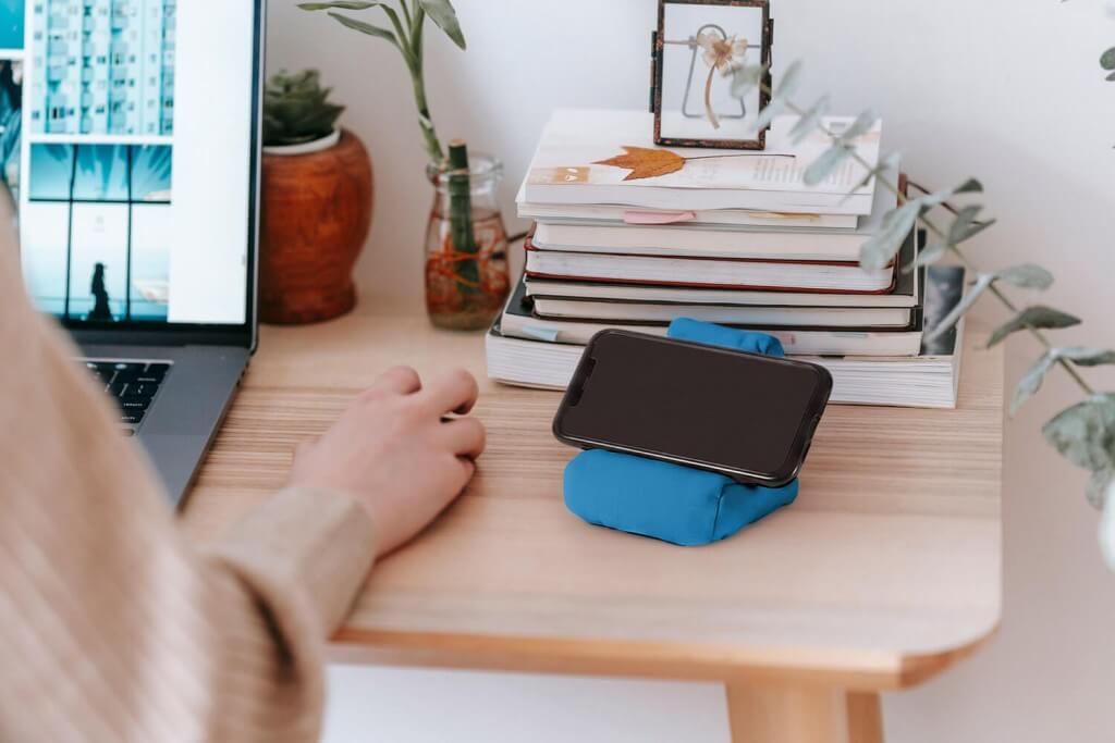 Yogibo(ヨギボー)の『Miniature Yogibo Chair(ミニチュア ヨギボー チェア)』-スマートフォンを立てかけて、デスク周りのスタンドとして