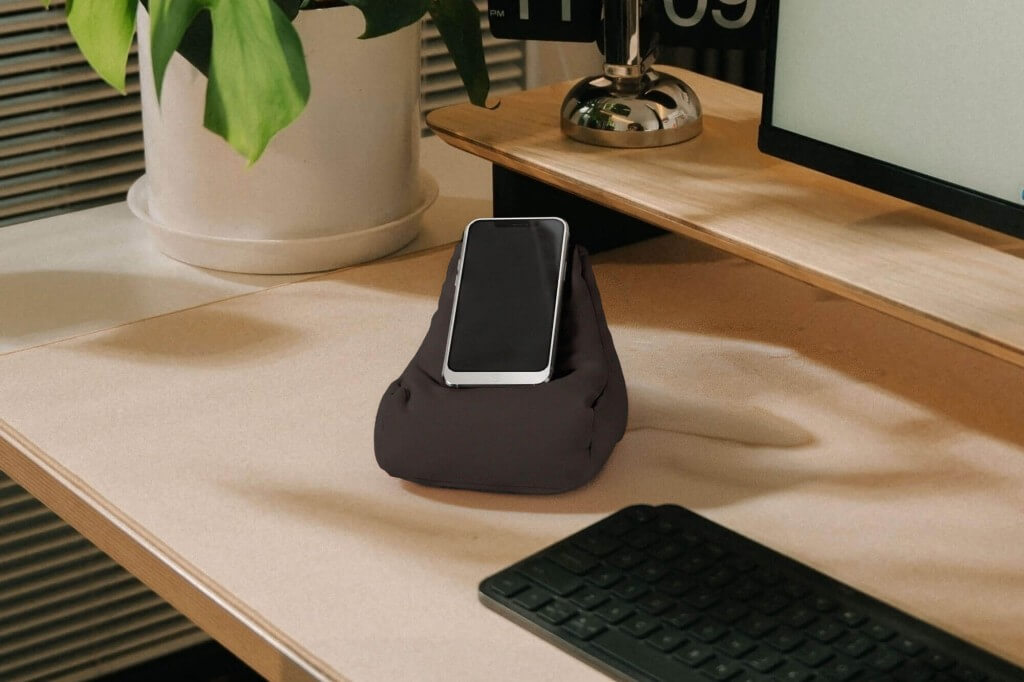 Yogibo(ヨギボー)の『Miniature Yogibo Chair(ミニチュア ヨギボー チェア)』-スマートフォンを立てかけて、デスク周りのスタンドとして