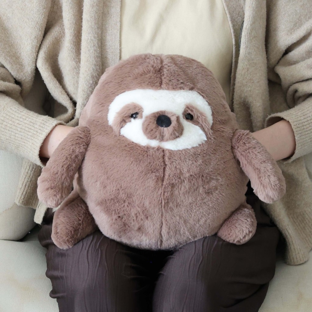 ニトリ デコホームの『手入れクッション(ナマケモノ)』
