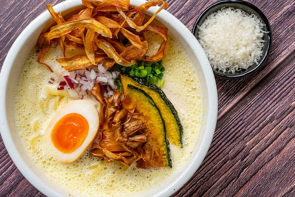 白鶏舎(はっけいしゃ)の『秋彩(あきさい) 実りの鶏白湯』