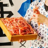 10月14日(水)にオープンする「北海道海鮮 個室居酒屋 うおっと 魚人 札幌駅北口店」でオープン記念キャンペーンが開催！名物「甘エビつかみ取り」が500円(税込)に