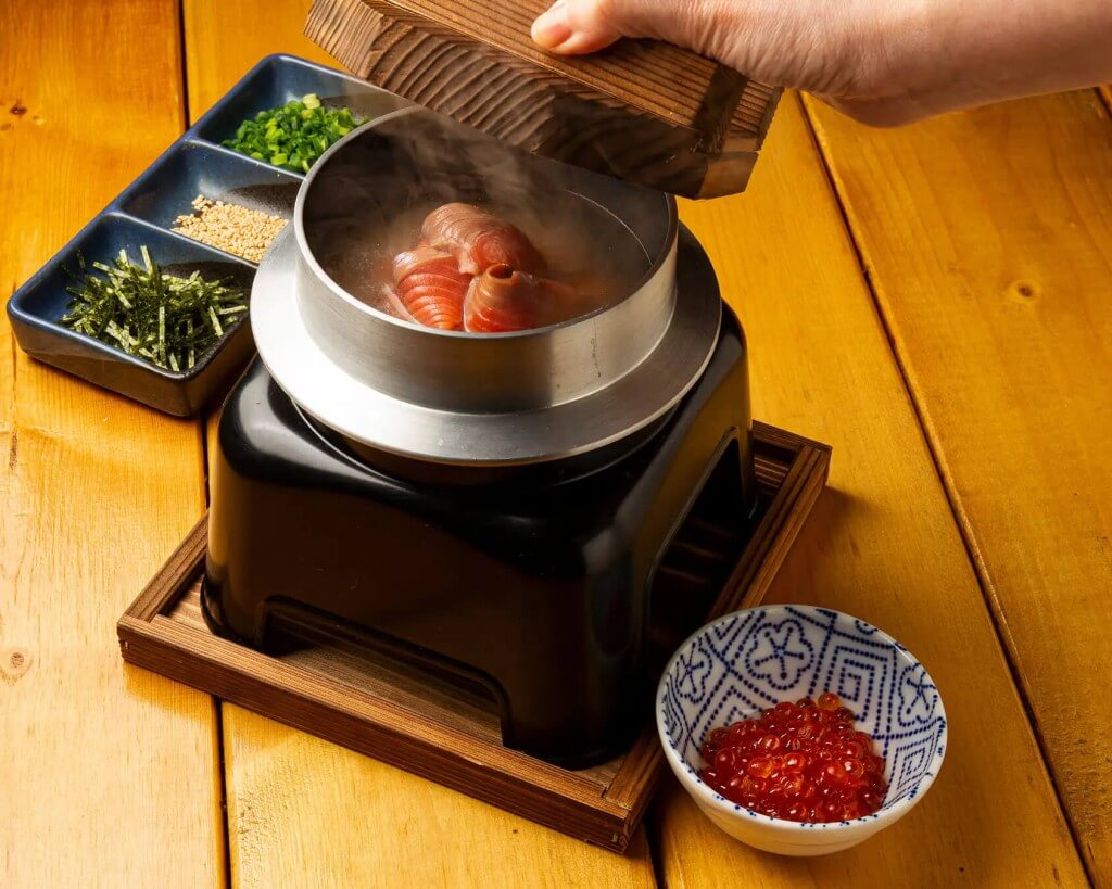 北海道海鮮 個室居酒屋 うおっと 魚人の『サーモンとイクラの釜飯』
