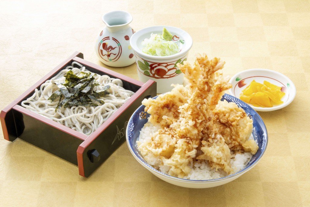 札幌の老舗「ごまそば遊鶴」にて大海老3本×鶏天2個がそびえ立つ『海老