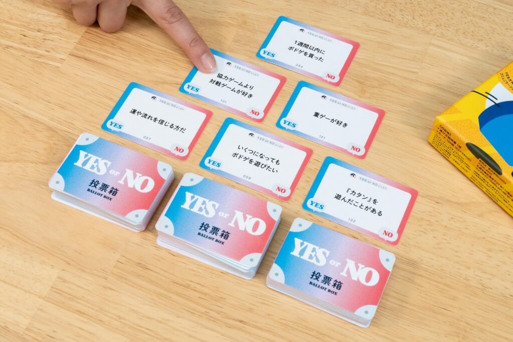 ClaGlaの『ボドゲのどっちーな』-親プレイヤーが質問に回答している様子