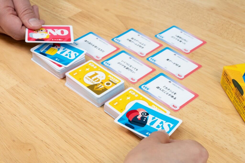 ClaGlaの『ボドゲのどっちーな』-子プレイヤーが投票している様子