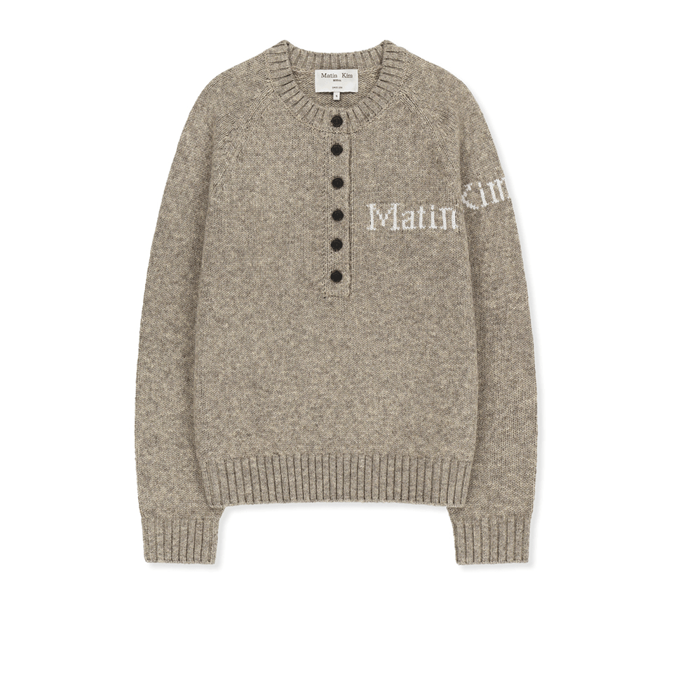 Matin Kim Sapporo PARCOの『MATIN BUTTON POINT HENLEY NECK LOGO KNIT TOP IN BEIGE』